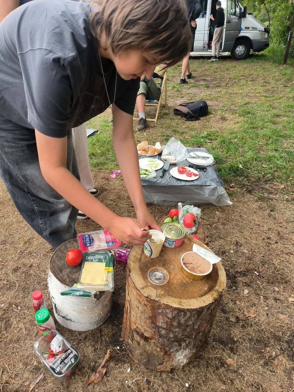 Piknik na leśnej polanie
