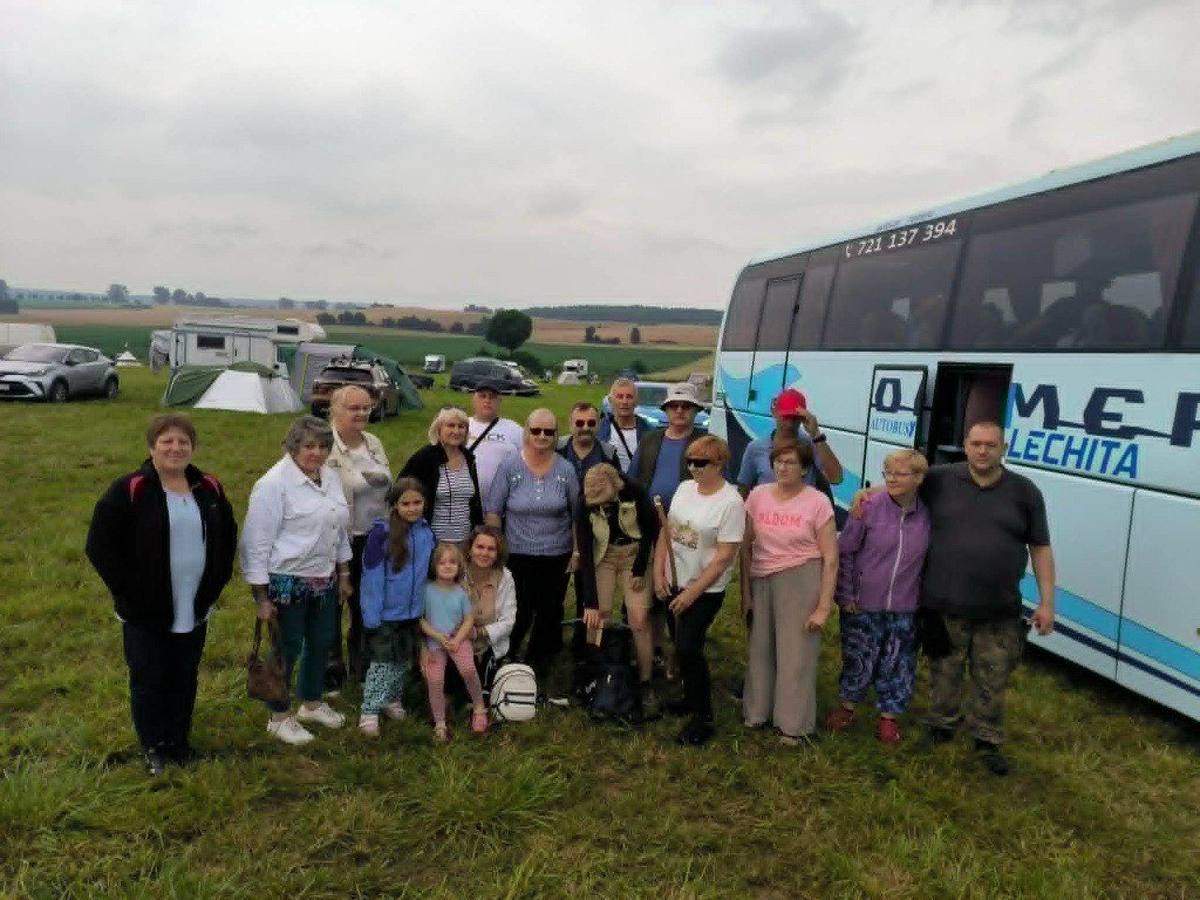 Grupa przy autokarze — pamiątkowe zdjęcie