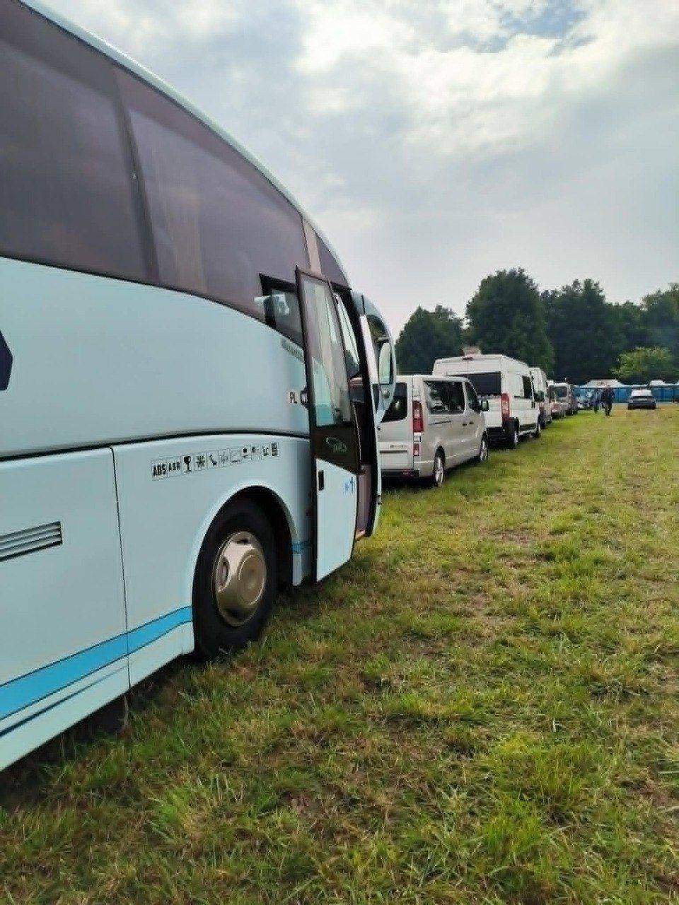 Kolumna autokarów na polu Grunwaldu