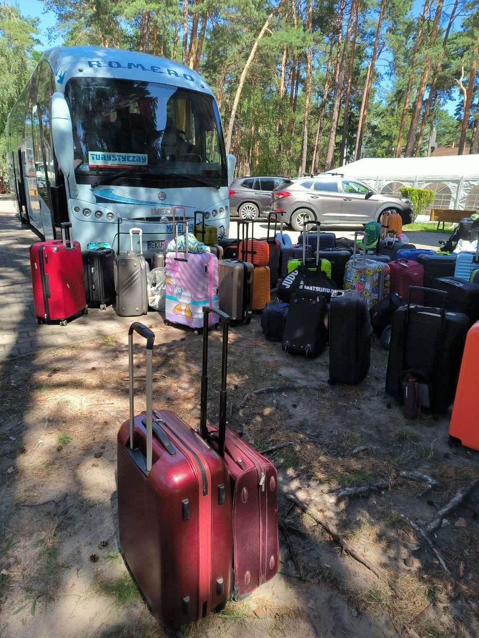 Bagaże i autokar w lesie